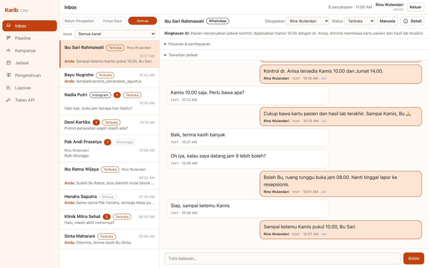 Inbox Kareeb: daftar percakapan dengan tab Belum Ditugaskan, Punya Saya dan Semua di kiri, satu percakapan WhatsApp terbuka di kanan lengkap dengan ringkasan AI, nama staf yang membalas, dan centang dibaca.